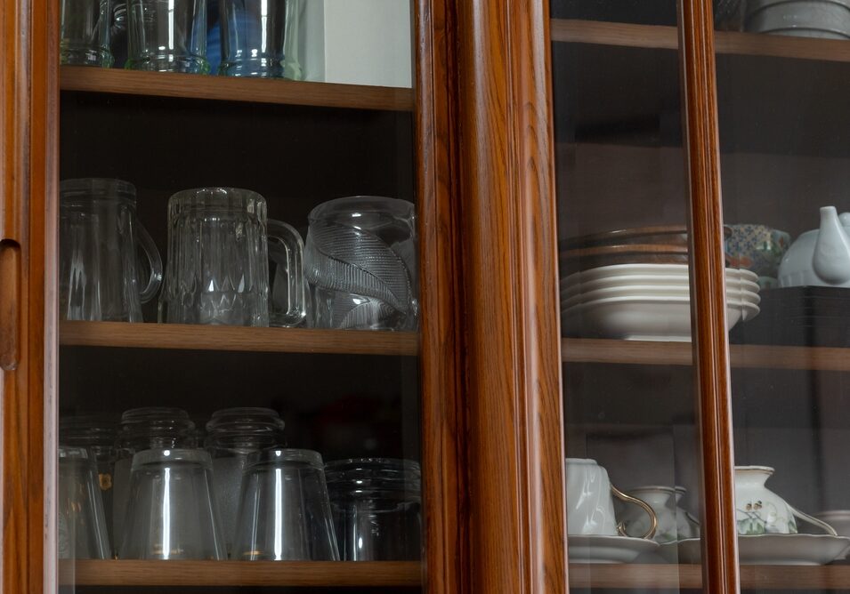 Dishes,And,Glasses,Are,Stored,In,A,Glass,Door,Wooden